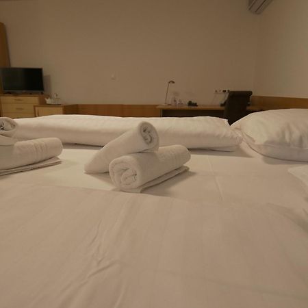 Hotel Novy Kastiel - Self Check-In ตอปอลชานี ภายนอก รูปภาพ