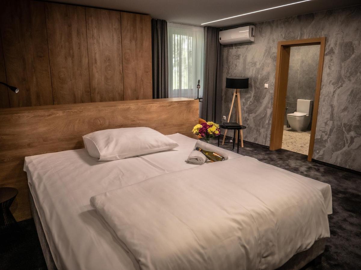 Hotel Novy Kastiel - Self Check-In ตอปอลชานี ภายนอก รูปภาพ