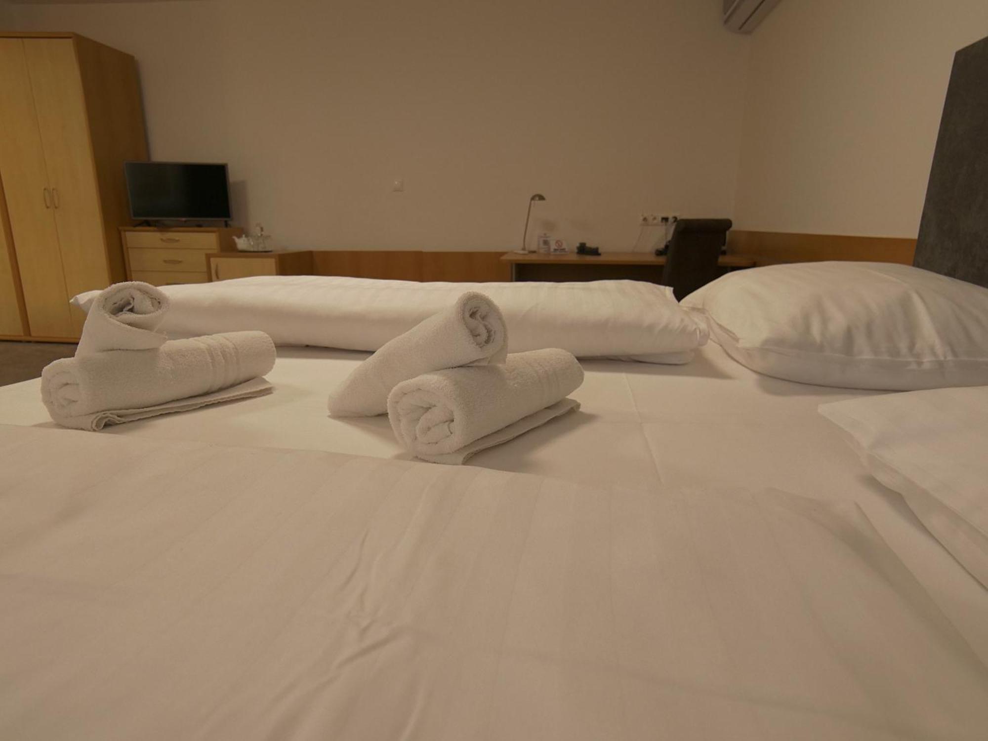 Hotel Novy Kastiel - Self Check-In ตอปอลชานี ภายนอก รูปภาพ